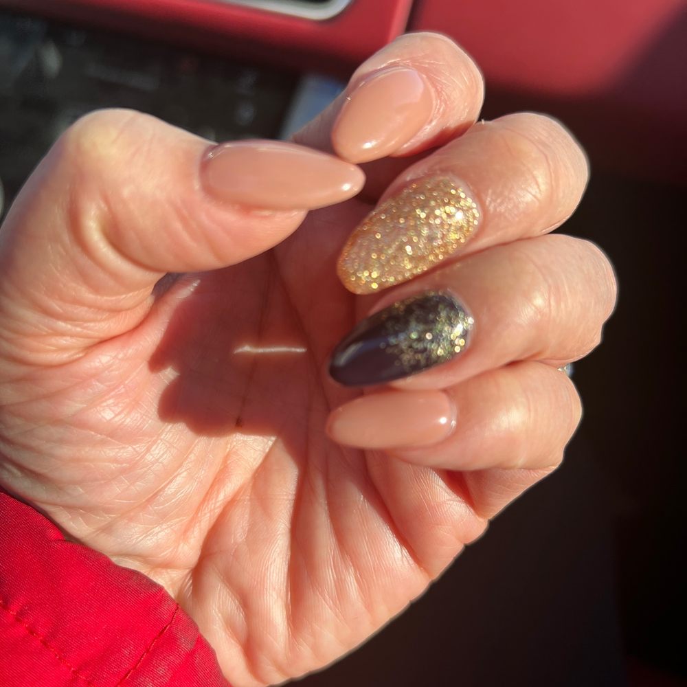 Social Nail Lounge - Left hand - Nail Salons Near Me - Tysons, Virginia Social Nail Lounge - Left hand - Nail Salons Near Me - Tysons, Virginia
