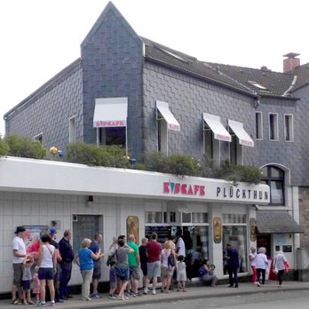Eiscafe Plückthun - Dies ist die Schlange die es zu bewältigen gilt um an das leckere Eis zu kommen! (...aber bitte keine Machete!) - Ice Cream & Frozen Yogurt Near Me - Essen, NW Eiscafe Plückthun - Dies ist die Schlange die es zu bewältigen gilt um an das leckere Eis zu kommen! (...aber bitte keine Machete!) - Ice Cream & Frozen Yogurt Near Me - Essen, NW
