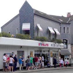Eiscafe Plückthun - Dies ist die Schlange die es zu bewältigen gilt um an das leckere Eis zu kommen! (...aber bitte keine Machete!)