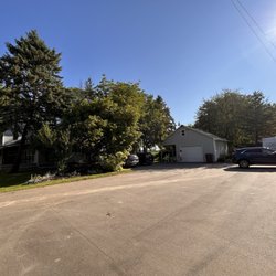 Hodge Lodge Inn - Parking lot