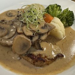 Schweinsschnitzel mit Pilzrahmsauce und als Beilage Gemüse und Kroketten (nicht fotografiert )