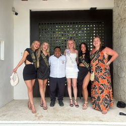 Taxi Service - Mis amigas en el hotel chak bolay