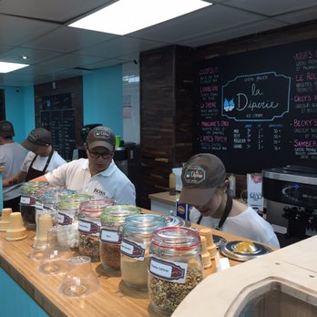 La Diperie - a group of people working behind a counter - Ice Cream & Frozen Yogurt Near Me - Montreal, Quebec La Diperie - a group of people working behind a counter - Ice Cream & Frozen Yogurt Near Me - Montreal, Quebec