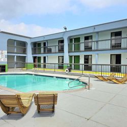Knights Inn Victoria - Outdoor Pool