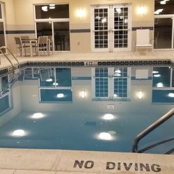 Small heated pool. Very clean. Small hot tub nearby was therapeutically hot. Very relaxing.