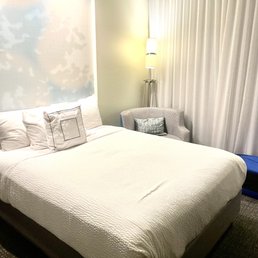 Double room. One bed photographed. Double room. One bed photographed.