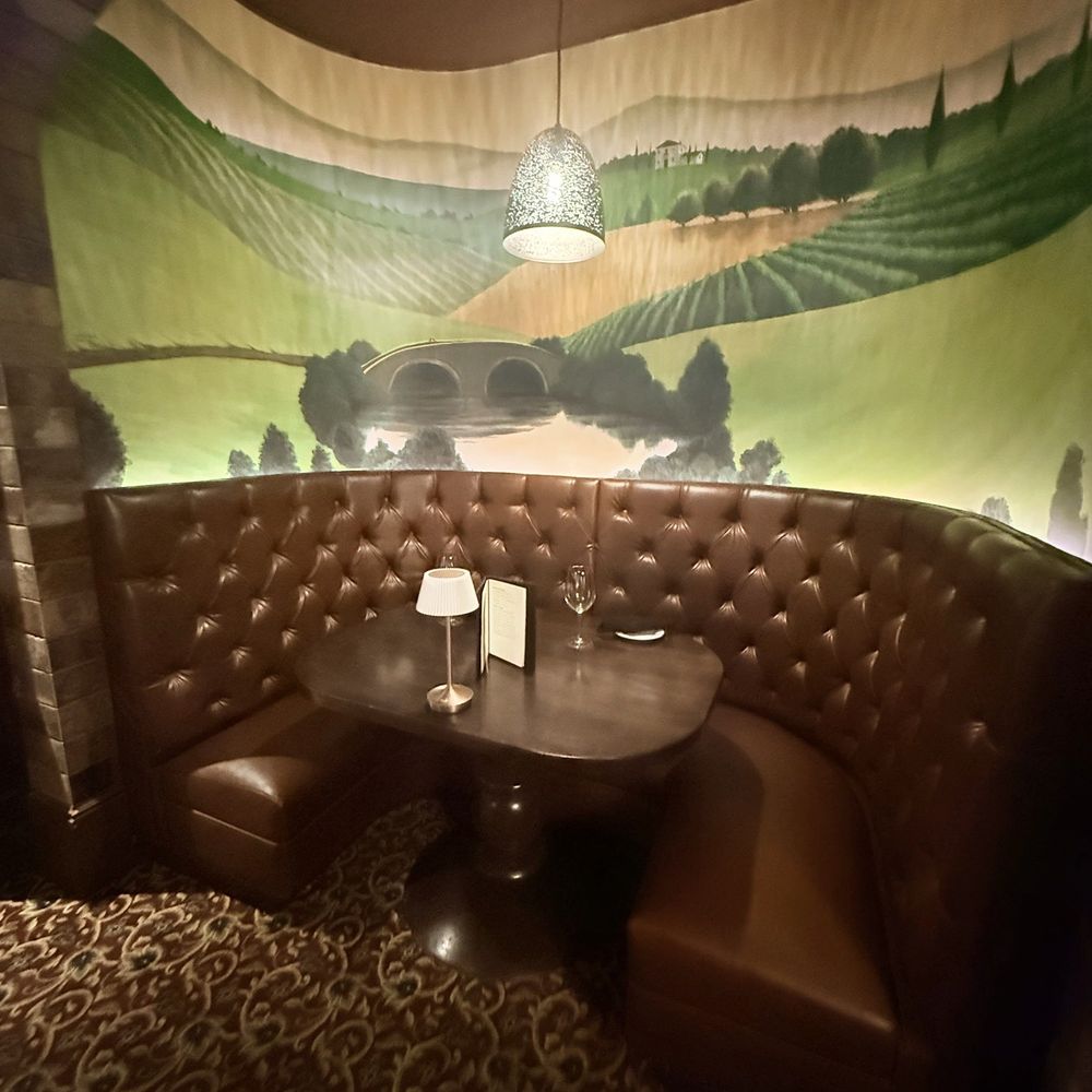 Vino's Italian Steakhouse - Big booth with art work - Steakhouses Near Me - Thackerville, Oklahoma Vino's Italian Steakhouse - Big booth with art work - Steakhouses Near Me - Thackerville, Oklahoma