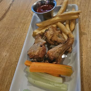 District Mx - Kids meal: wings with fries - Restaurants Near Me - San José del Cabo, BCS