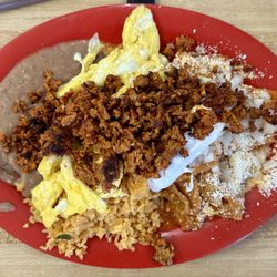 Chilaquiles con huevos y chorizo