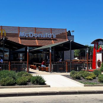 McDonald's - View from Viale Australia of (from left) the front terrace, the restaurant, the goofy slide for kids, and part of the large parking lot - Burgers Near Me - Pozzallo, RG