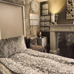 Synergie Spa - Relax in a beautiful room with a comfy, heated table.