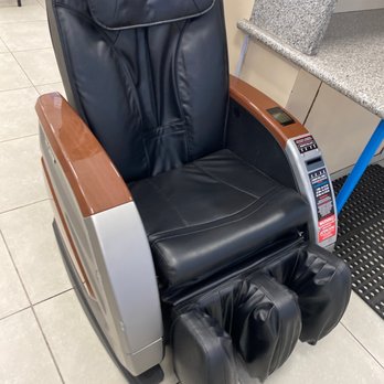 Oasis Laundry - Working massage chair - Laundromat Near Me - Los Angeles, California