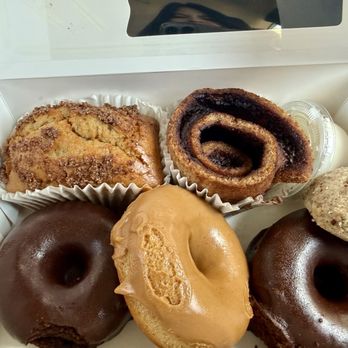 Keto Bakery - Donuts, cinnamon roll with icing on the side, banana bread, and pecan cookie. - Desserts Near Me - Orange, California Keto Bakery - Donuts, cinnamon roll with icing on the side, banana bread, and pecan cookie. - Desserts Near Me - Orange, California