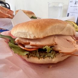 Pesto turkey sandwich