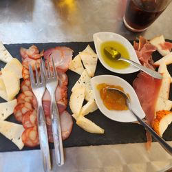 Café Santa Cruz - 16€ Smoked Ham & Sausage board