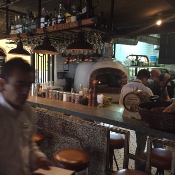 Alekzander - Wood burning pizza oven makes their amazing bread and pizza crust! - Gastropubs Near Me - México, D.F., DIF