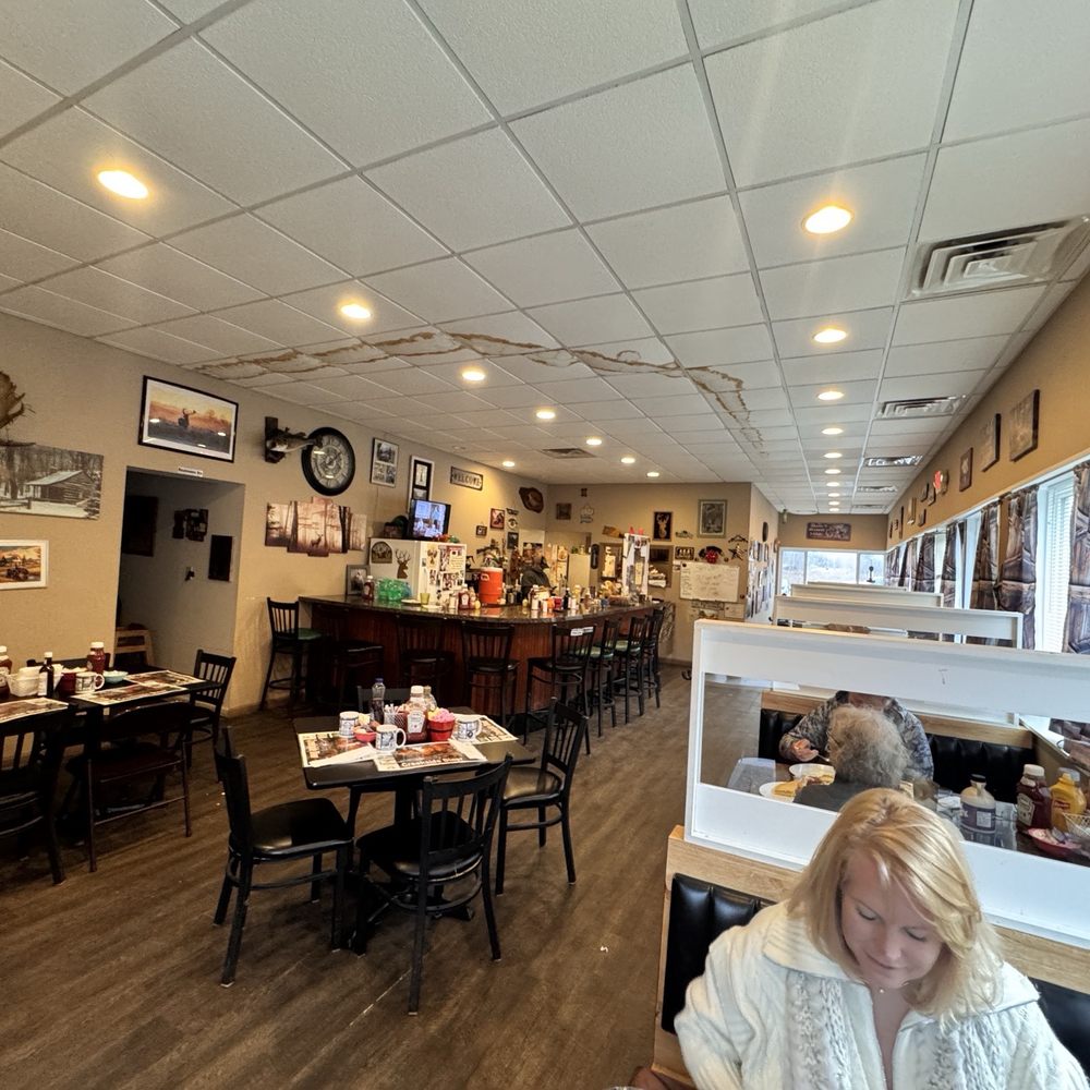 Creekside Diner - Dining area - Diners Near Me - Newark Valley, New York