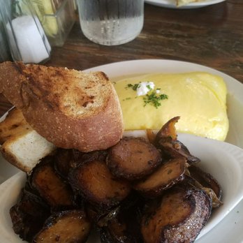 Toast - Omelette with potatoes - Breakfast & Brunch Near Me - New Orleans, Louisiana Toast - Omelette with potatoes - Breakfast & Brunch Near Me - New Orleans, Louisiana