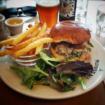 Le Ruisseau - Bleu Cheese Burger with Bacon and an IPA. - Burgers Near Me - Paris, 75