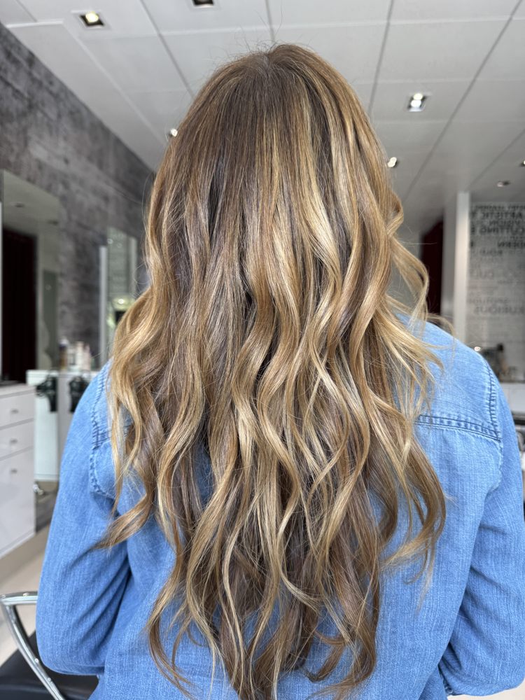 Color by Raquel Logo