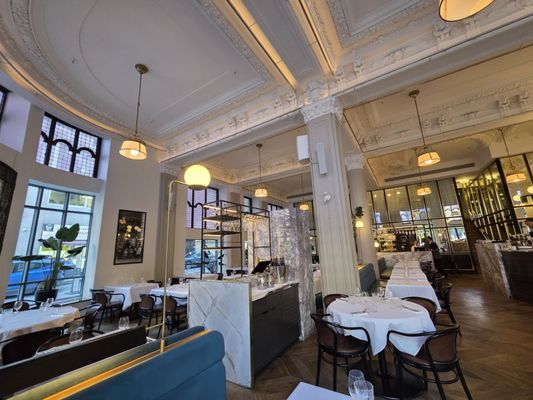 Henri Brasserie Française + Lounge by null