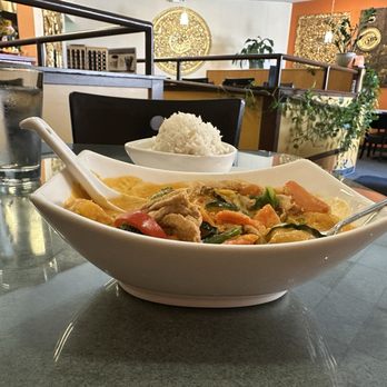 SukhoThai Restaurant - かぼちゃカレーとサイドディッシュのライス - Thai Near Me - Watsonville, California