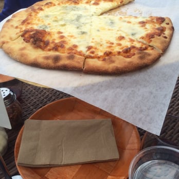 Robert Renzoni Vineyards - Cheese pizza. It didn't really stand out. Kind of bland unfortunately. - Wineries Near Me - Temecula, California Robert Renzoni Vineyards - Cheese pizza. It didn't really stand out. Kind of bland unfortunately. - Wineries Near Me - Temecula, California