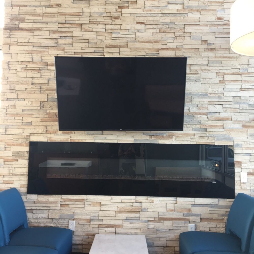 Wendy's - Fireplace with large screen TV - Fast Food Near Me - Moses Lake, Washington