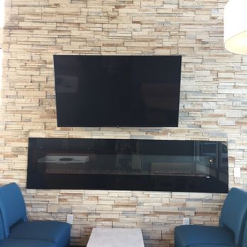 Wendy's - Fireplace with large screen TV - Fast Food Near Me - Moses Lake, Washington