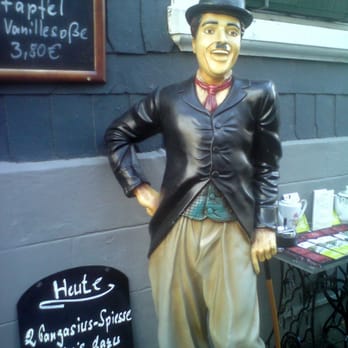 Nostalgie Cafe Bergischer Hof - Charlie vorm Haus. - Cafes Near Me - Velbert, NW