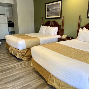Travelodge by Wyndham Redding CA - 08.15.20 2 queen beds - Hotels Near Me - Redding, California