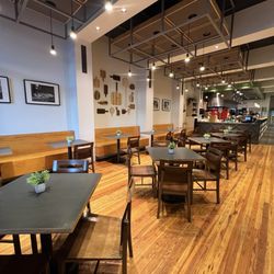 Rodrigo's Craft Pizza - Dining room