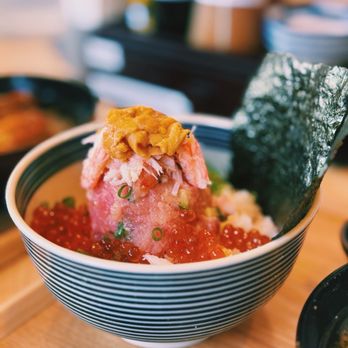 Totoya - Tokujo Bowl - Sushi Bars Near Me - Honolulu, Hawaii