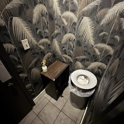 Oliver's Restaurant - Bathroom