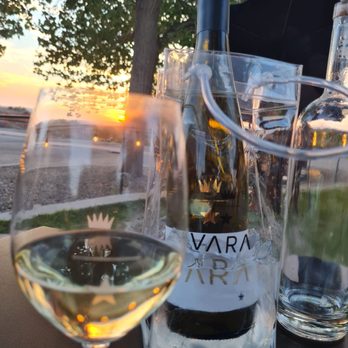 VARA - Balloon Fiesta Park - Sunset dining with a bottle of Albariño - Wine Tasting Room Near Me - Albuquerque, New Mexico VARA - Balloon Fiesta Park - Sunset dining with a bottle of Albariño - Wine Tasting Room Near Me - Albuquerque, New Mexico