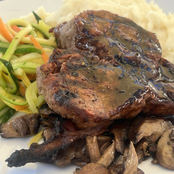 foothill - Filet mignon presentation with mushrooms, vegetables and mashed potatoes - New American Near Me - Pasadena, California foothill - Filet mignon presentation with mushrooms, vegetables and mashed potatoes - New American Near Me - Pasadena, California