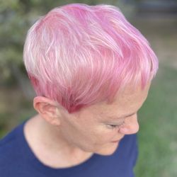 Vensé Salon - Amazing platinum blonde with pink ribbons!