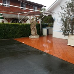 George's Paragon Seafood Restaurant - Statue out the front