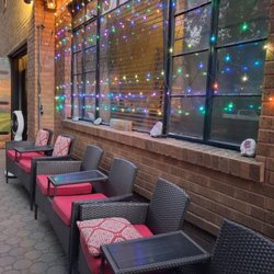 Mo’s By The River - Wall seating area