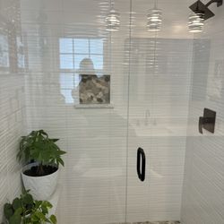Shower with seating bench & shampoo niche
