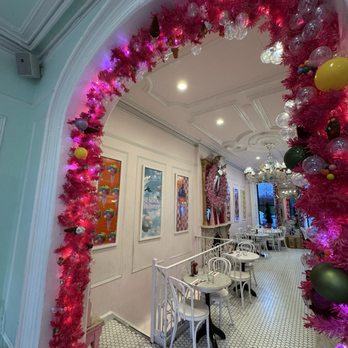 Serendipity 3 - Upper East Side - Interior - Desserts Near Me - New York, New York