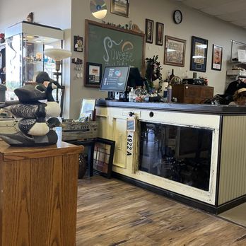 Max and Moo's Thrift - Thrift Stores Near Me - Bridgeton, Missouri