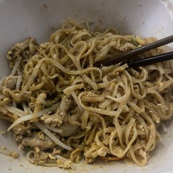 Thai Mee Up - Dry shrimp pad thai with no shrimp :( - Food Trucks Near Me - Kahului, Hawaii