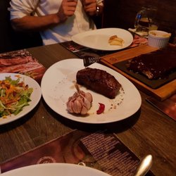 Santo Fogo - Combo de costelinha suína, um steak, batata frita e uma salada (tendo outras opções de escolha).