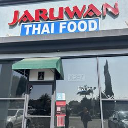Jaruwan Thai Restaurant - This is the restaurant and on the second foto you can see the lady locking the door. Oh & this is at 11:15am