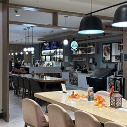 Holiday Inn & Suites Hopkinsville - Convention Ctr - Nice bar/breakfast area