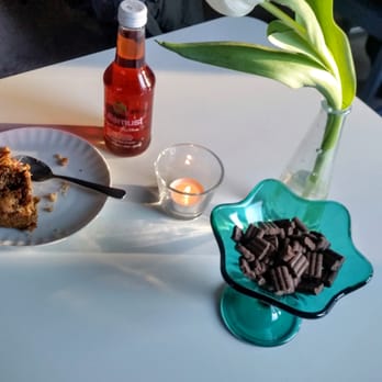 Södra Stockholms hundhall - Hemmagjord äppelkaka med ljuvlig must. Självklart står det gottis åt vovvarna på alla bord. - Cafes Near Me - Älta, Alberta Södra Stockholms hundhall - Hemmagjord äppelkaka med ljuvlig must. Självklart står det gottis åt vovvarna på alla bord. - Cafes Near Me - Älta, Alberta
