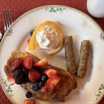 Ivy Lodge Bed and Breakfast - An amazing French toast breakfast. - Hotels Near Me - Newport, Rhode Island