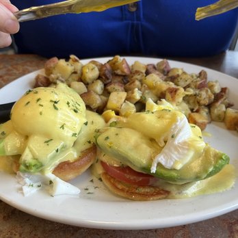 Kitchen Table Cafe - Evergreen Place - Eggs Benedict with tomato and avocado - Breakfast & Brunch Near Me - Vancouver, Washington