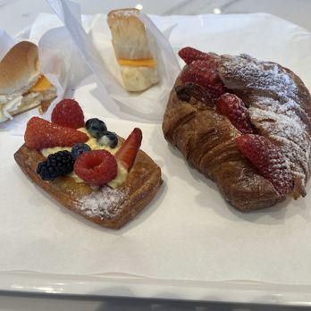 Paris Baguette - Fruit tart and strawberry croissant - Bakeries Near Me - Birmingham, Michigan Paris Baguette - Fruit tart and strawberry croissant - Bakeries Near Me - Birmingham, Michigan